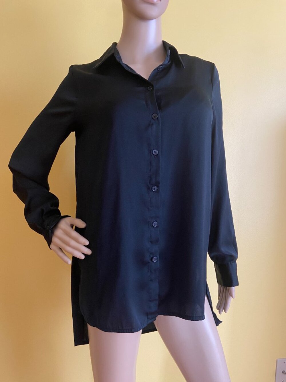 WhoWhatWear Long Sleeve button front solid black collared blouse